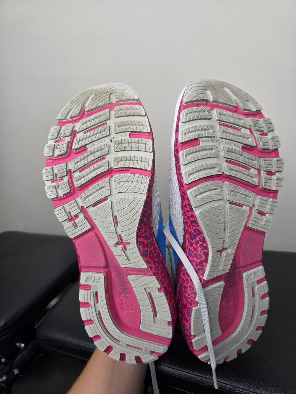 Brooks Adrenaline GTS 22 Running Shoes Womens 9.5 White Pink Leopard Animal